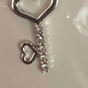Key necklace shaped like a heart with 5 rhinestones